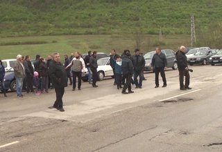 Жители на Врачеш излязоха вчера на протест заради лошото състояние на пътя за Ботевград Скрийншот