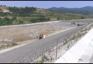 След произнасянето на Комисията за защита на конкуренцията, процедурата за изграждането на сепарираща и компостираща инсталация за предварително третиране на битовите отпадъци отново е възобновена, съобщиха от общината Скрийншот