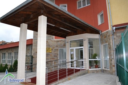 Дом за стари хора "Д-р Адриян Атанасов" обявява свободни работни места