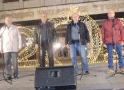 Коледното градче в центъра на Етрополе продължава да събира хора