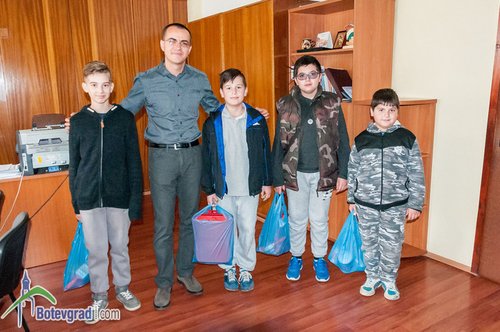 Деца почистиха и боядисаха детска площадка 