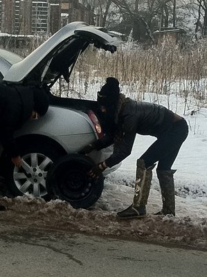 Вижте как две СИЛИКОНКИ сменят спукана ГУМА в снега