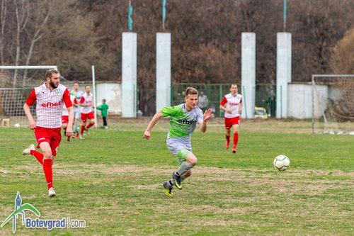 Футболистите губят от Хебър у дома