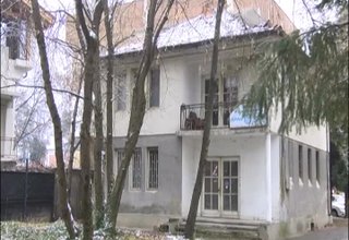 Двуетажна сграда в центъра на Ботевград, която е собственост на БДЖ, ще бъде изкупена от общината Скрийншот