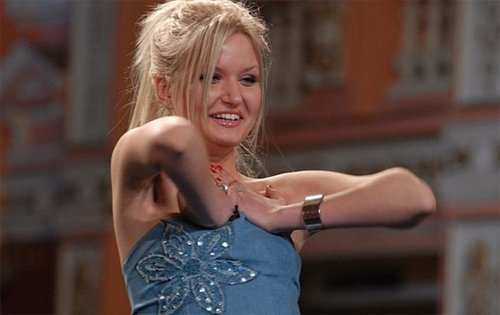 Пламена от "Music Idol 3" уголеми бюста си