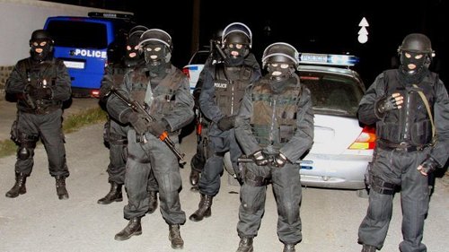 Изтрещяла барета държи на прицел колеги