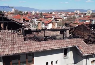 Пожар в жилищна сграда в Ботевград. Изгоря част от покрива и таванските стаи Скрийншот