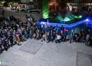 Десетки на площада, за да празнуват победата на Иван Гавалюгов на изборите