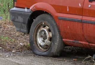 Общината стартира поредната си акция за разчистване на тротоари и зелени площи от автомобили, които са изоставени от собствениците им и не се използват Скрийншот