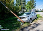 Краден автомобил се удари в уличен стълб на кръстовището при фирма „Гесик“