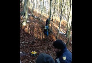 Членове на доброволния отряд към ППО спасяват теле от дълбока пропаст Скрийншот