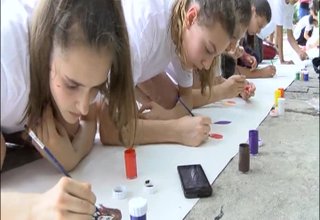 Рисунка, дълга шест метра, нарисуваха близо 100 деца Скрийншот