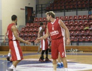 В Лукойл вдигнаха мерника на трима чужденци