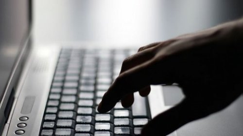 Вирус оставя хиляди компютри без интернет