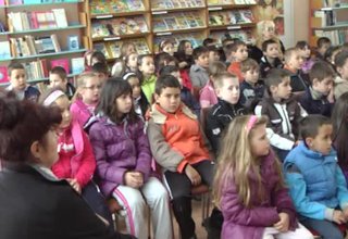В градската библиотека се проведе среща на писателката Бета Наур с първокласници Скрийншот