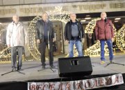 Коледното градче в центъра на Етрополе продължава да събира хора