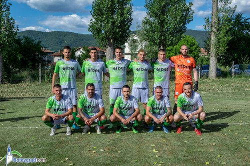Футболистите с победа и във втората контрола