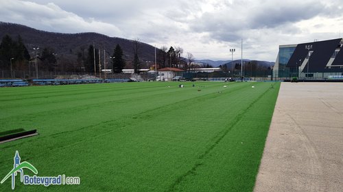 Започна полагането на изкуствената тревна настилка на Герена