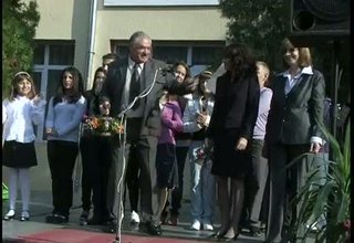 Съветник от американското посолство присъства на откриването на учебната гоидна в ОУ "В.Левски" Скрийншот