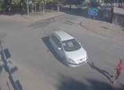 Лек автомобил за малко да прегази четирима човека на пешеходна пътека