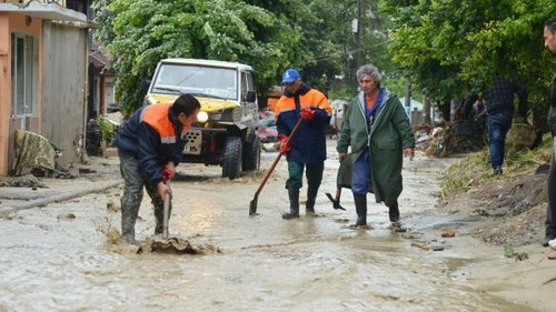 Водна вълна се излива към пазара в кв. "Аспарухово"