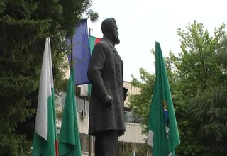 Ботевградчани отрупаха с цветя паметника на патрона на нашия град – Христо Ботев Скрийншот
