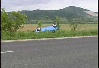 Автомобил се преобърна между Новачене и Скравена Скрийншот