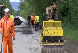 От вчера започна изкърпване на дупките по пътя Ботевград- Врачеш Скрийншот