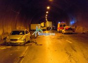 Екипи на ОДМВР-София,  СДВР и ГДПБЗН оказват съдействие на мястото на верижната катастрофа в тунел „Витиня“