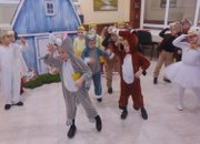 Деца от Детска градина “Звънче“ поднесоха празнична програма в Дома за възрастни хора “Д-р Адриян Атанасов“ 