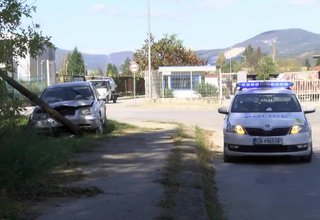 Двама младежи катастрофираха с крадена кола, след преследване – те са открити от полицията Скрийншот