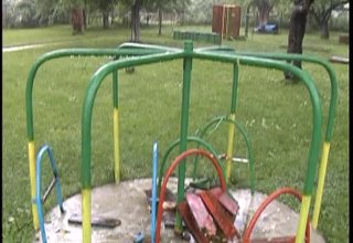 Вандали са вилнели в двора на детска ясла в Ботевград. Скрийншот
