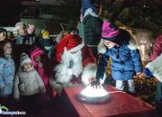 Тържествено запалиха светлините на коледна елха в центъра на Ботевград