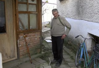 Семейство в Новачене от два месеца живее в къща със счупени прозорци Скрийншот