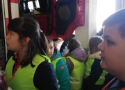 Третокласници от Етрополе със занятие по защита при бедствия, аварии и пожари