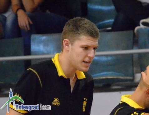 Везенков игра при трета победа на Арис този сезон