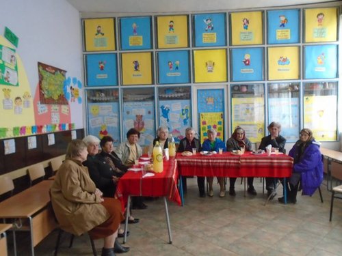 Осмомартенски поздрави от деца и ученици за жените в училището