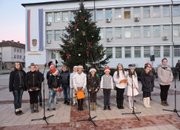 10 000 лампички осветиха коледната елха тази вечер в центъра на Етрополе  