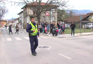Флашмоб под надслов „Да запазим децата на пътя“ организираха от ДГ „Синчец“ Скрийншот