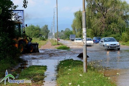 Река Черниш тече на пътя Ботевград-Трудовец