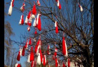 В навечерието на 1 март едно дърво в центъра на града ще бъде украсено с мартеници Скрийншот