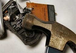 Баща смаза с чук GSM-a на дъщеря си