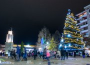 Тържествено запалиха светлините на коледна елха в центъра на Ботевград