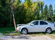 Краден автомобил се удари в уличен стълб на кръстовището при фирма „Гесик“