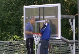 Вече са почти готови за използване и другите две игрища на площадките до старата зала Скрийншот