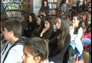 Градската библиотека бе домакин на открит урок за народните будители Скрийншот