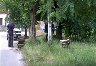 Подмяната на каменни тротоарни плочи в Трудовец бе преустановена след като идеята не бе посрещната с одобрение на местните хора Скрийншот