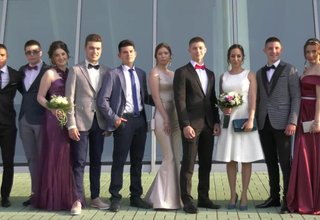 Снощи празнуваха абитуриентите на природо-математическата гимназия в Ботевград Скрийншот