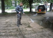 Човекът, който почиства паметниците в Етрополе