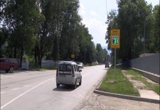 Електронни табла показват скоростта, с която преминават автомобилите Скрийншот